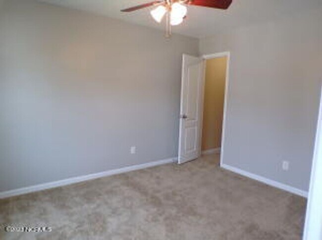 Building Photo - 4 Bedroom 2.5 Bathroom home located in Carolina Subdivision