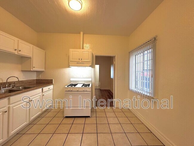 Building Photo - 932 W 62nd St