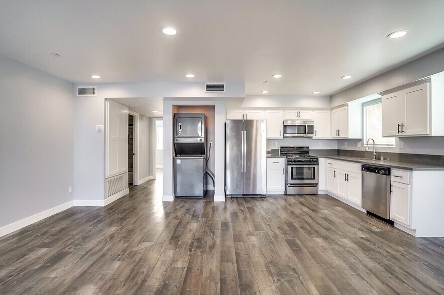 Building Photo - 5258 Oakland St