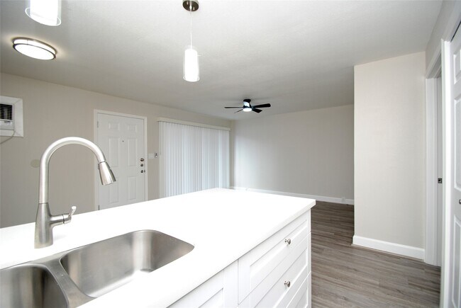 Building Photo - 2515 Yoakum Blvd