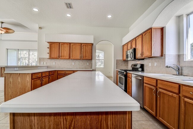 Building Photo - Beautiful 4/3/3 on a private 1 acre lot.