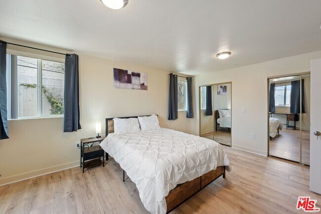 Building Photo - 5912 S Flower St