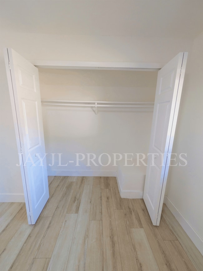 Building Photo - 1997 Bonneville Dr