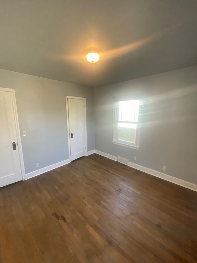 Building Photo - 5 bed 2.5 bath home