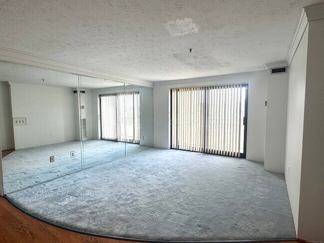 Building Photo - 111 deKoven Drive