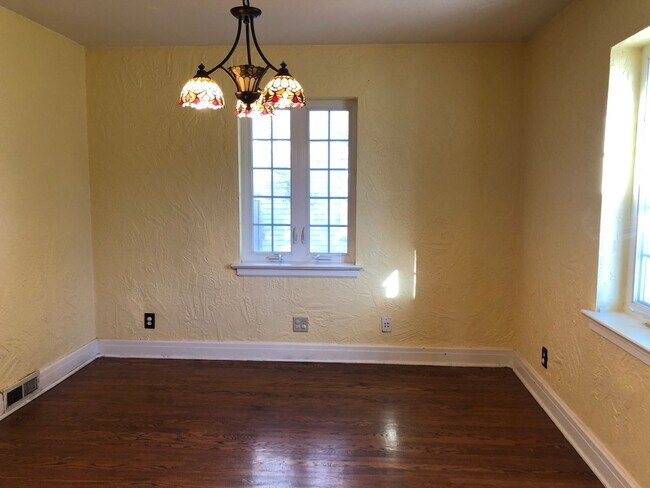 Building Photo - HALF OFF FIRST MONTH RENT!!        Vintage...