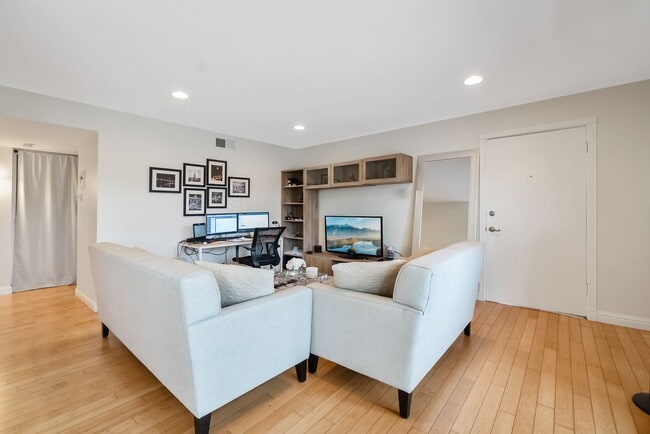 Building Photo - Unbeatable Location! Bright 1 Bed, 1 Bath ...