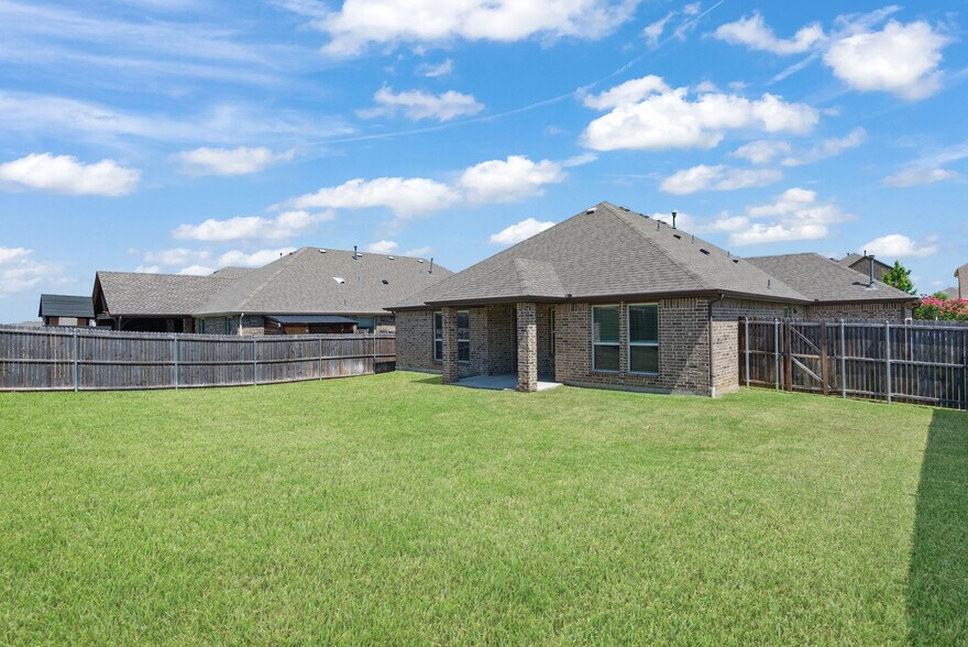 Building Photo - 3057 Maverick Dr