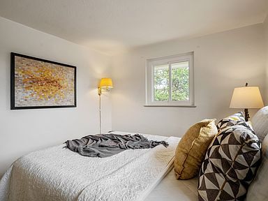 Building Photo - Adorable two bedroom, one bathroom, wester...