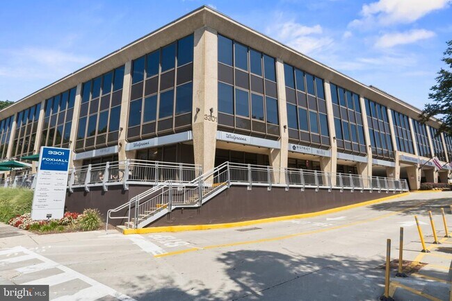 Building Photo - 3217 Sutton Pl NW
