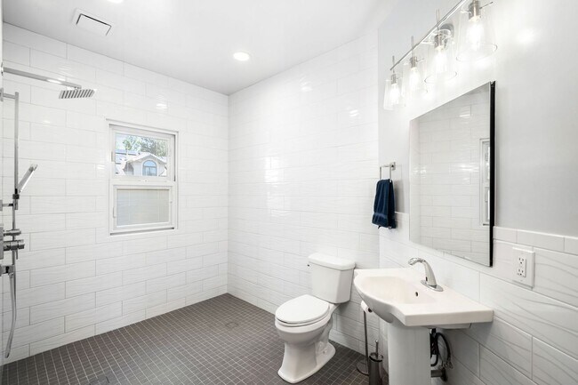 Building Photo - Luxury 6BD, 5BA Recently Remodeled Littlet...