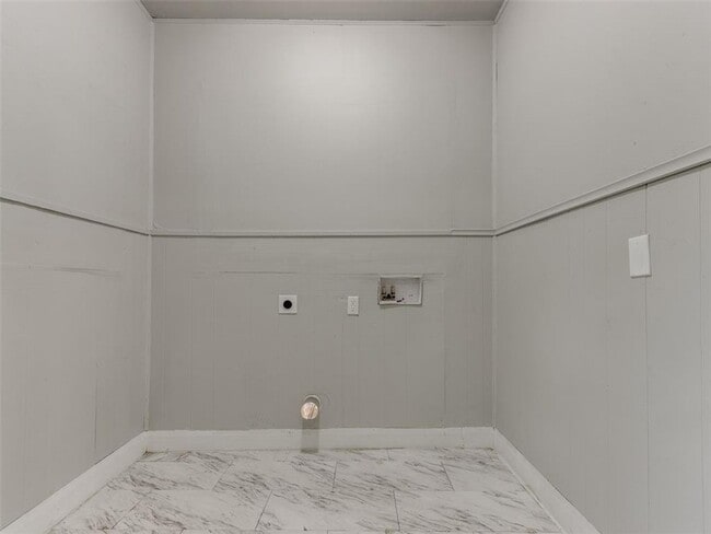 Building Photo - Charming Updated Bungalow in the Heart of Shawnee!