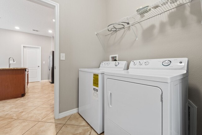 Building Photo - Beautiful 3/2.5 Energy Efficient Home in H...