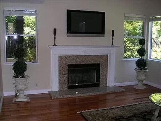 Building Photo - "Coveted Comfort: Spacious 4-Bed, 3-Bath H...