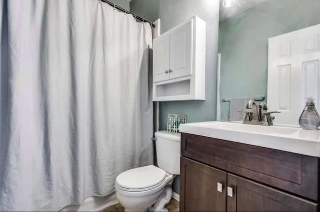 Full Bathroom 2 - 1221 Bristol Ln