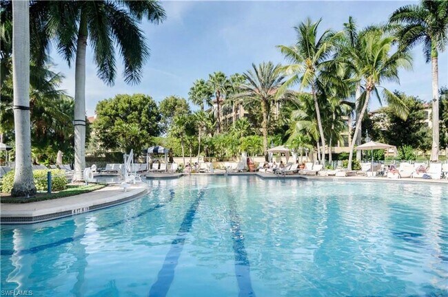 Building Photo - Beautifully decorated split 2/2 in stunnin...