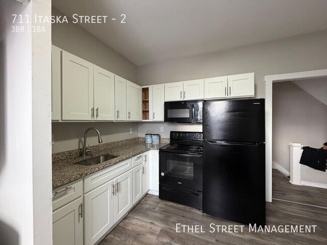 Building Photo - 711 Itaska St