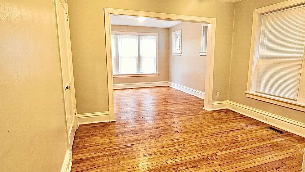 Building Photo - 4967 Lindenwood Ave