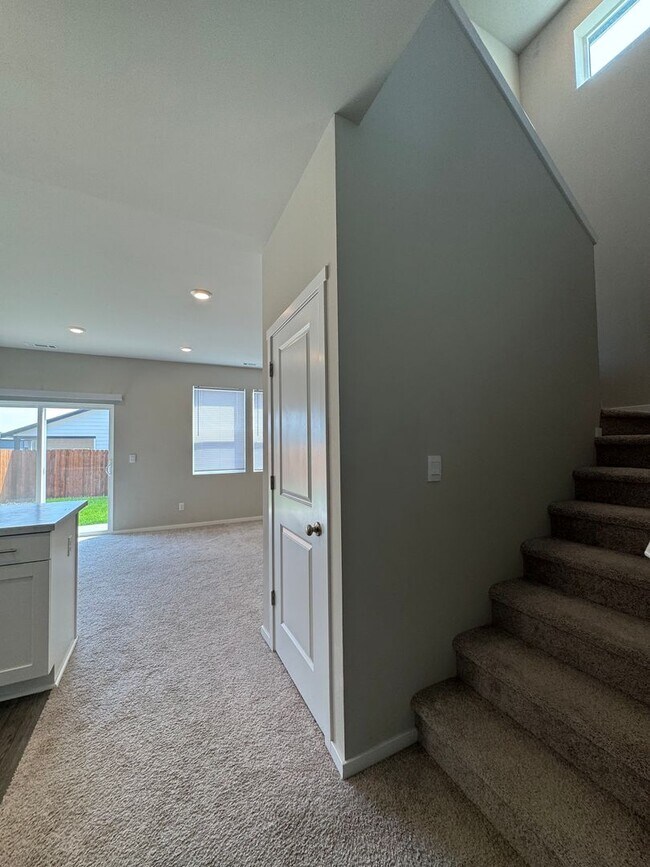 Building Photo - HUGE NEW PET FRIENDLY