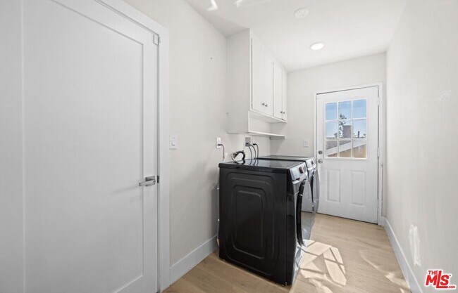 Building Photo - 2617 S Beverly Dr