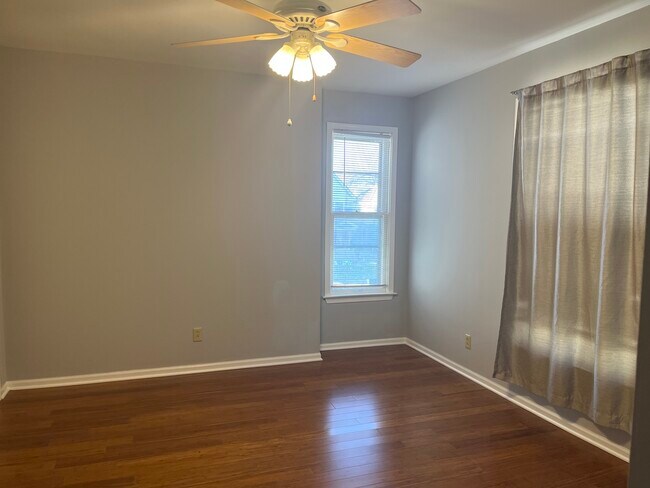 Building Photo - 305 N View St