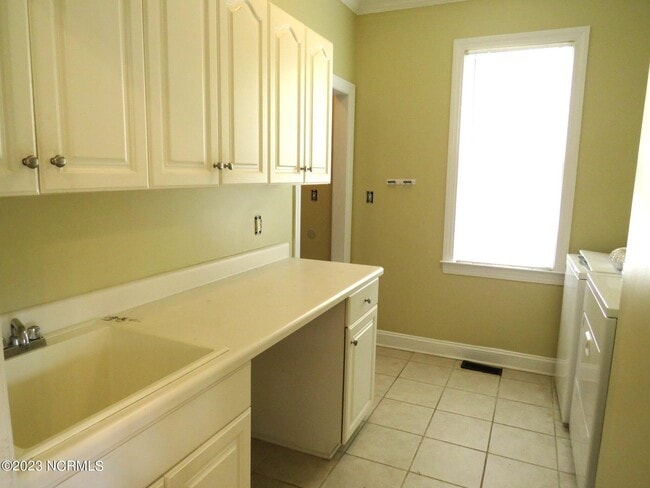 Building Photo - 400 Landfall Ct