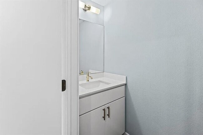 Building Photo - 2002 E 7th St