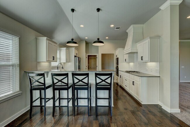 Building Photo - Desirable Home In Valencia Park!