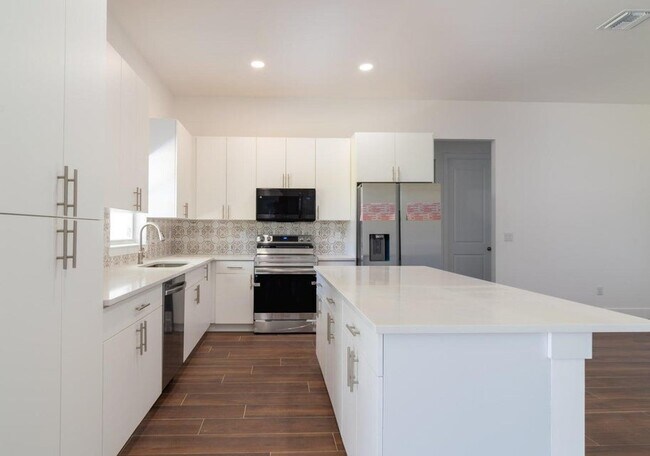 Building Photo - 15061 Brainbridge Cir