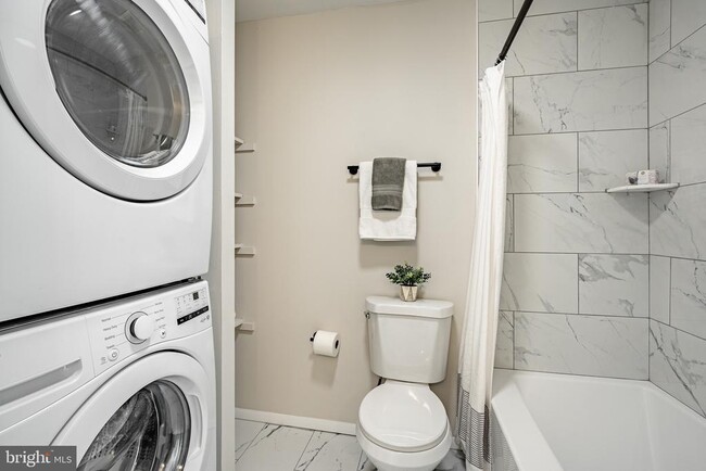 Building Photo - 233 Holly Dr