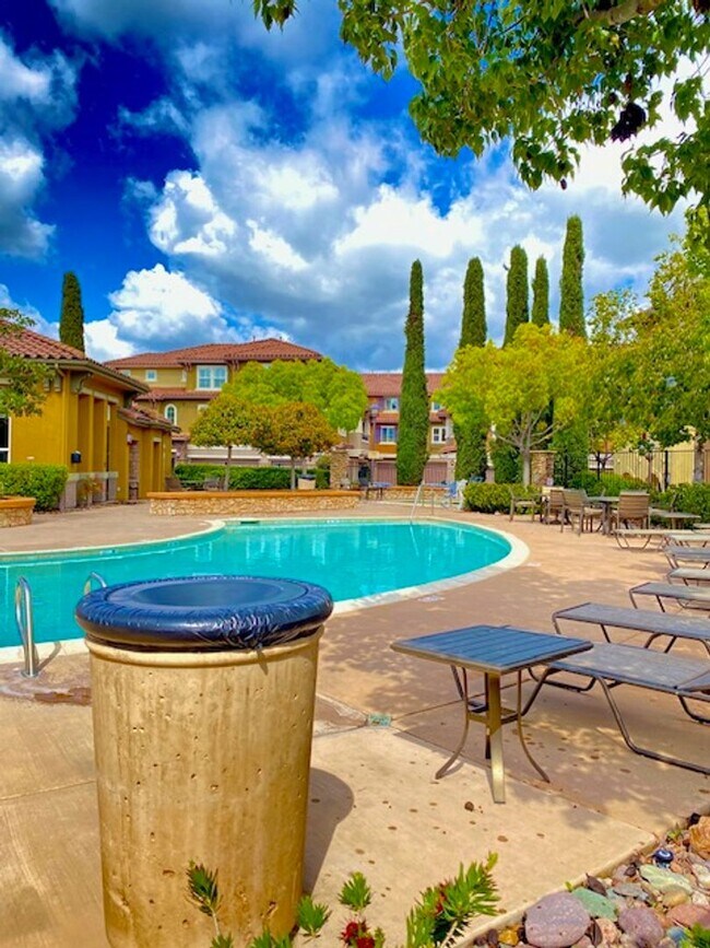 Building Photo - 3 Bedroom Townhome in Serene Santee