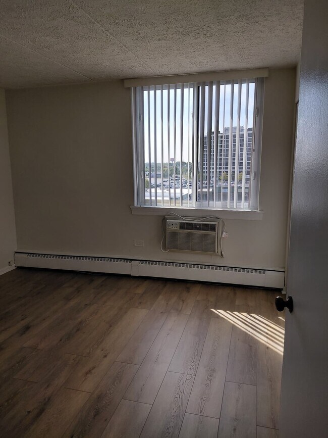 Second Bedroom - 225 S Rohlwing Rd