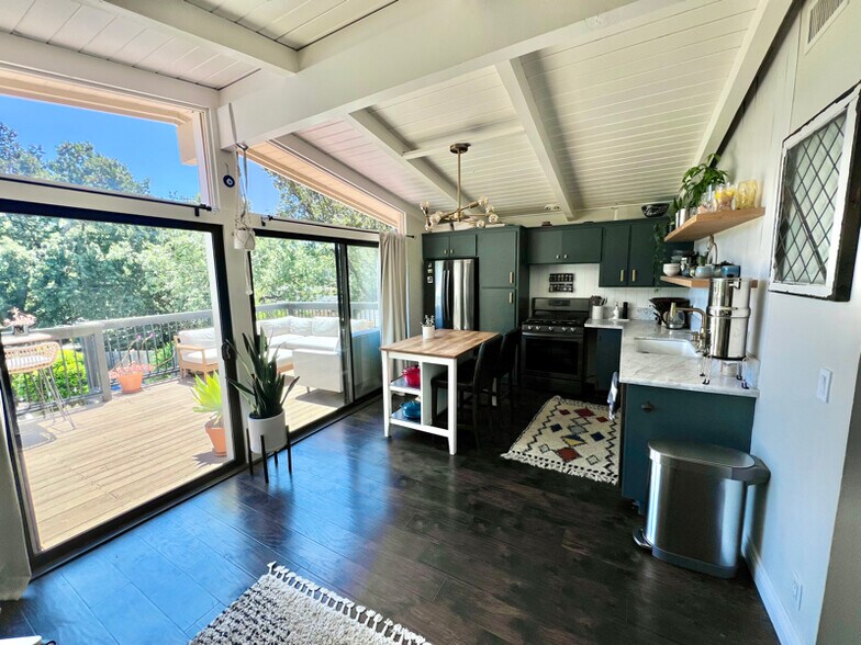 Building Photo - 726 Beall St