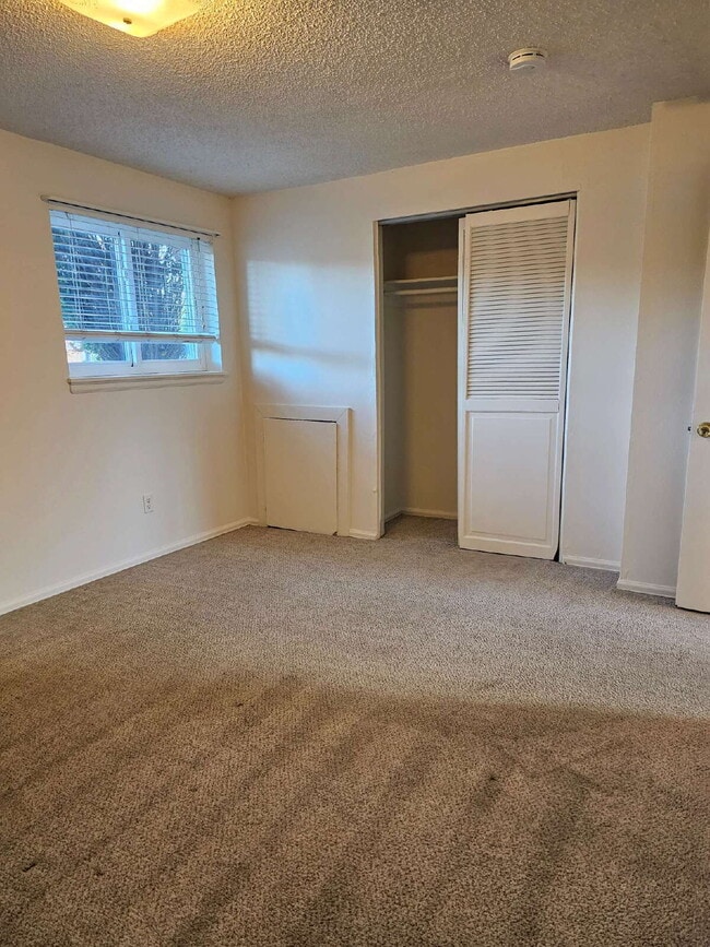 Building Photo - Charming 3BR/2BA with Massive Yard and Gar...