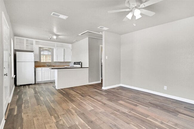 Building Photo - Cute 2 Bedroom!