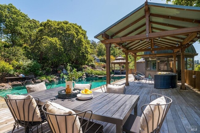 Building Photo - 1100 Bayhills Dr