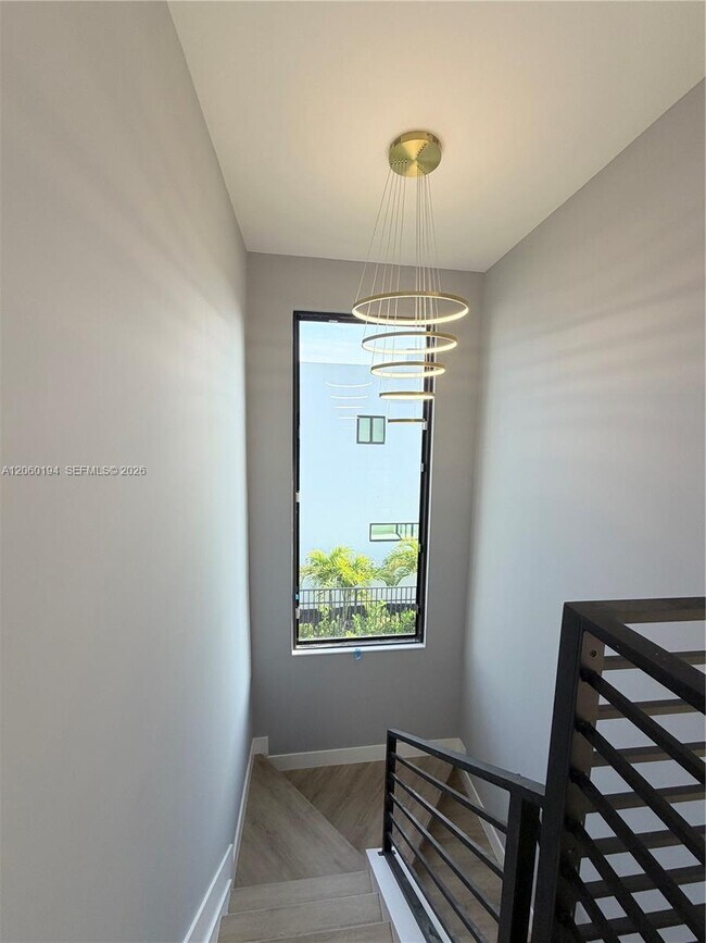 Building Photo - 4664 SW 32nd Ave