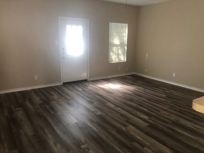 Building Photo - 7811 Kingsbury Wood