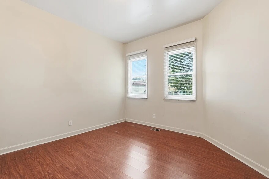 Building Photo - 309 W 41st St