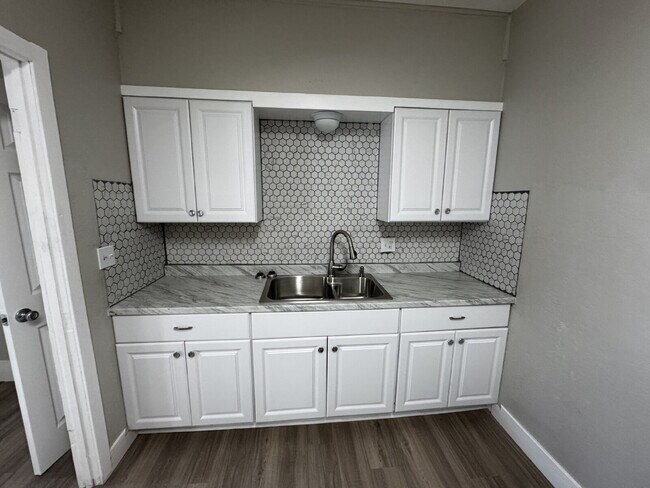 Building Photo - Beautiful  Duplex Conveniently Located In Between Downtown Lubbock & Texas Tech Campus!