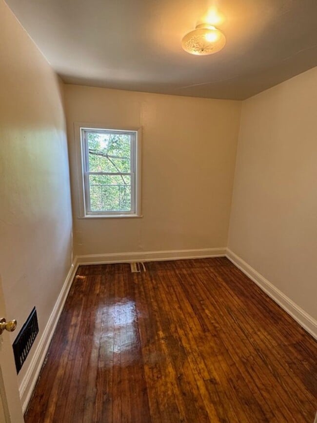 Building Photo - 3 Bedroom Semi-Detached  Home