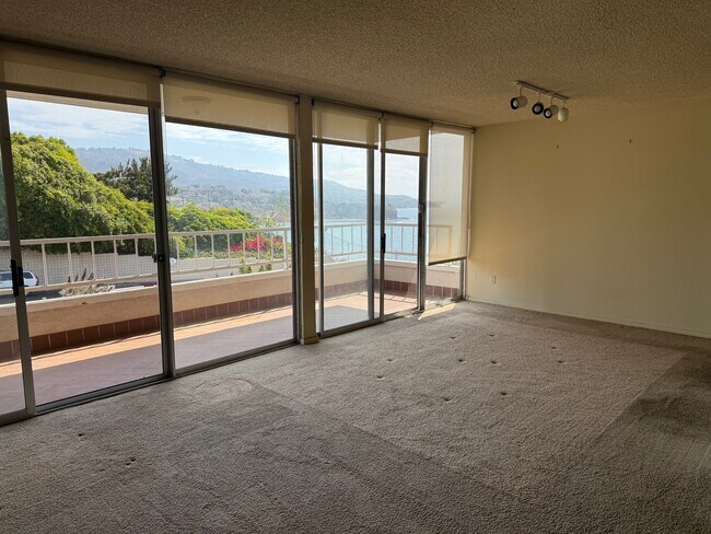 Dining area - 32759 Seagate Dr