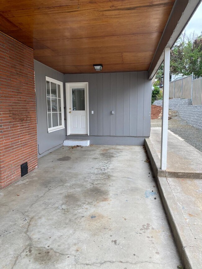 Building Photo - 3 Bedroom 1 Bath Hucrest Home