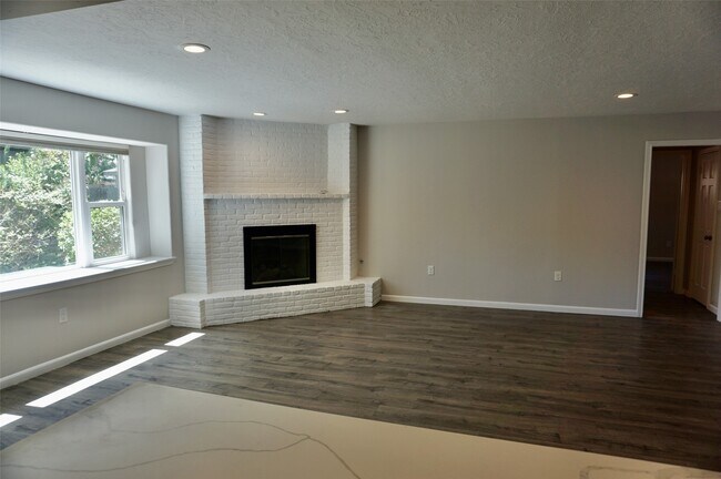 Building Photo - 1707 Valley Vista Dr
