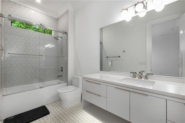 Building Photo - 306 Pinecrest Rd NE