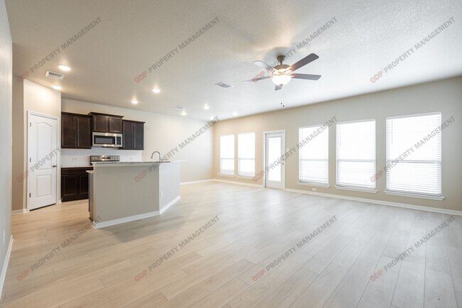 Building Photo - 1402 Shadow Hl Ln