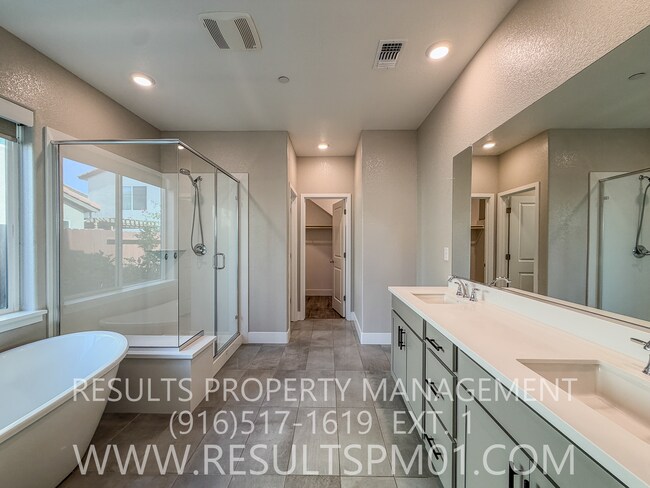 Building Photo - Gorgeous 4 Bedroom Lincoln Home