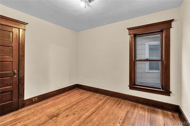 Building Photo - 42 Linden Park