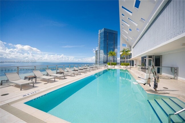 Building Photo - 1300 Brickell Bay Dr