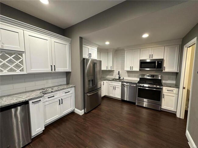 Building Photo - Sleek 2 bedroom townhome ready for immedia...